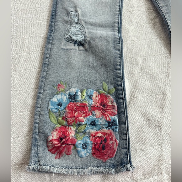 DG2 By Diane Gilman Ladies Floral Fray Hem Jeans - Picture 4 of 17